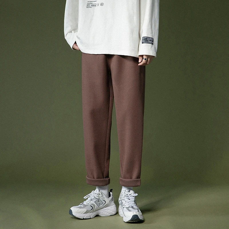 Losse wollen broek met rechte, wijde pijpen. Comfortabel en stijlvol, ideaal voor een casual en tegelijk elegante uitstraling.