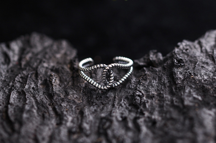 Anillo de línea trenzada mixta Eleva tu estilo con este anillo de diseño único. Un accesorio versátil para un look elegante y moderno, perfecto para cualquier ocasión.