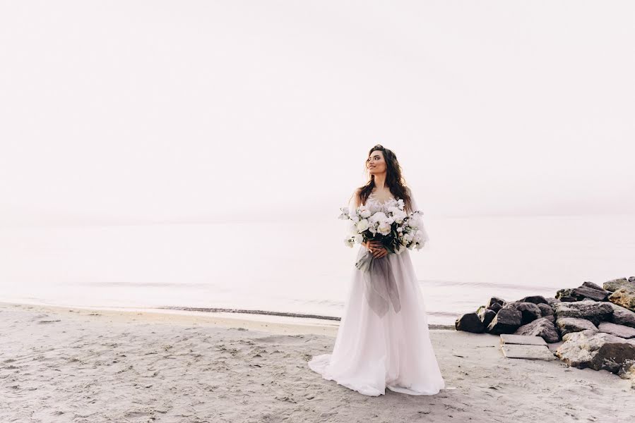 Wedding photographer Larysa Nekipielova (alexshow). Photo of 31 January 2023