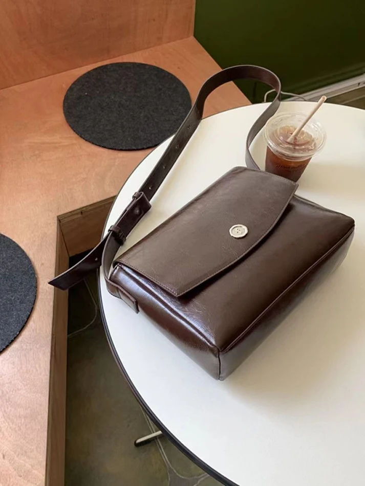 Bolso de mano retro de gran capacidad para el día a día. Diseño texturizado, ideal para viajes, trabajo o compras. Transporte todo con estilo y comodidad.