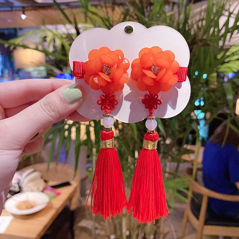Meisjeskostuum met Chinese haarspeld met franjes, stepping-stijl, perfect om te dansen en een traditionele look te creëren voor speciale gelegenheden