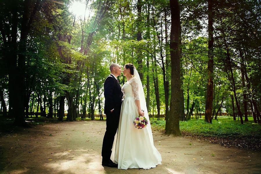 Fotógrafo de casamento Maksim Usik (zhlobin). Foto de 16 de outubro 2017