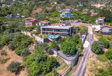 Maison avec piscine et terrasse 1