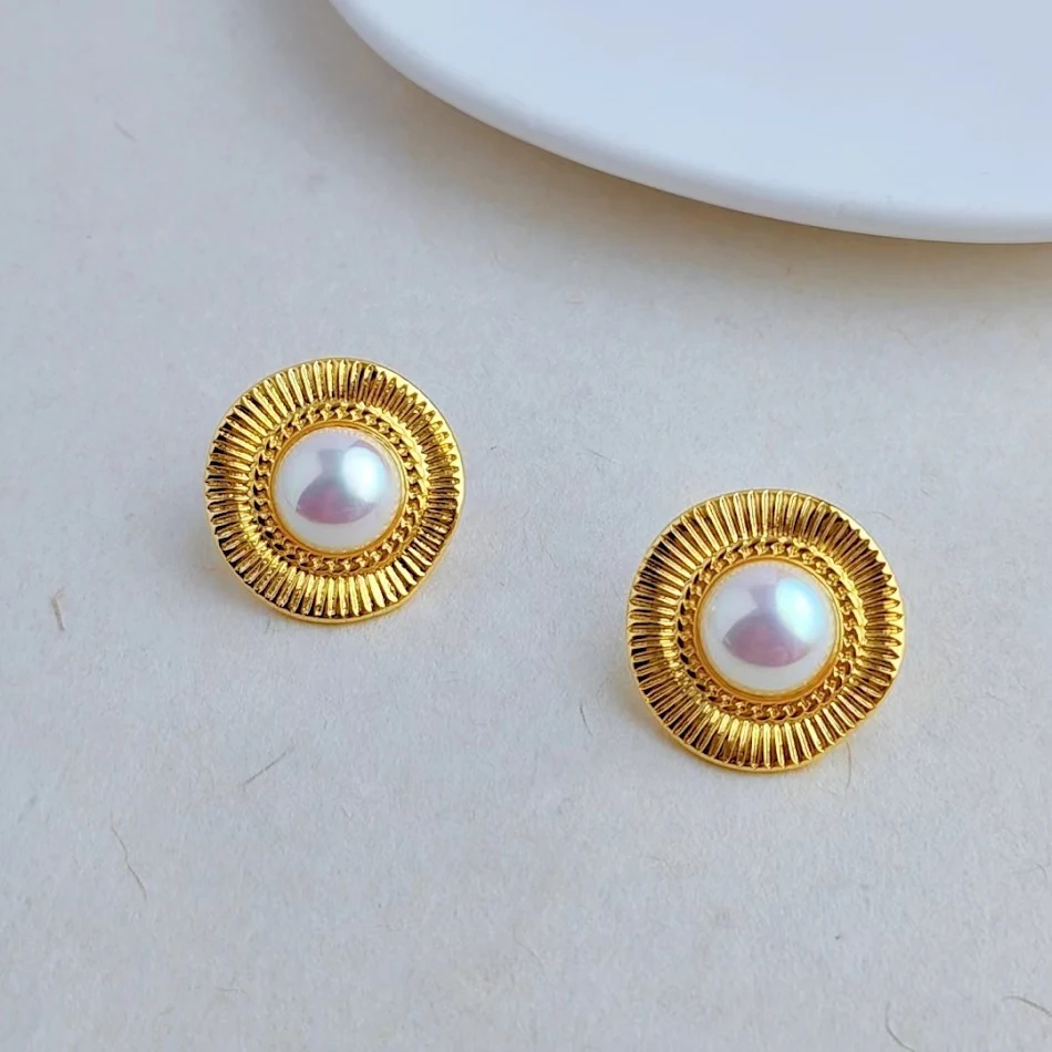 Pendientes exagerados de perla semicircular retro con aguja de plata, perfectos para realzar cualquier look con elegancia y estilo único.