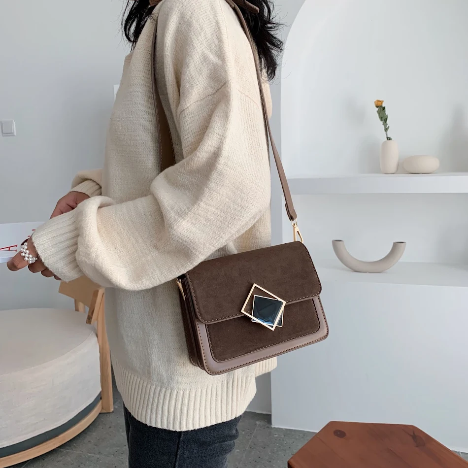 Diagonale dames schoudertas met slot – stijlvol en veilig. Modern en praktisch ontwerp, ideaal voor dagelijks gebruik en essentials.