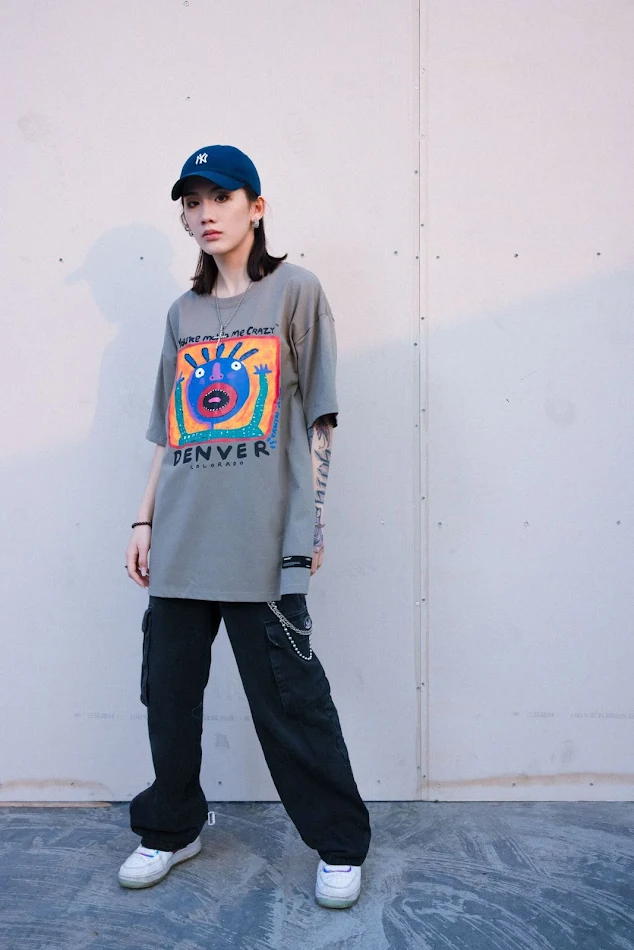 Camiseta de manga corta holgada con estampado de patrones para hombre y mujer, estilo urbano, cómoda y versátil para el día a día.