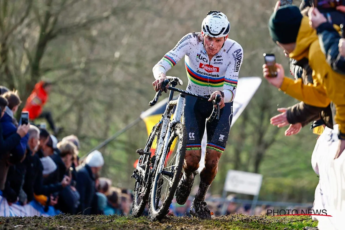 Ook op lastig terrein komt Van der Poel ijzersterk voor de dag en blaast hij de rest weg, Van Aert weer een mooie tweede