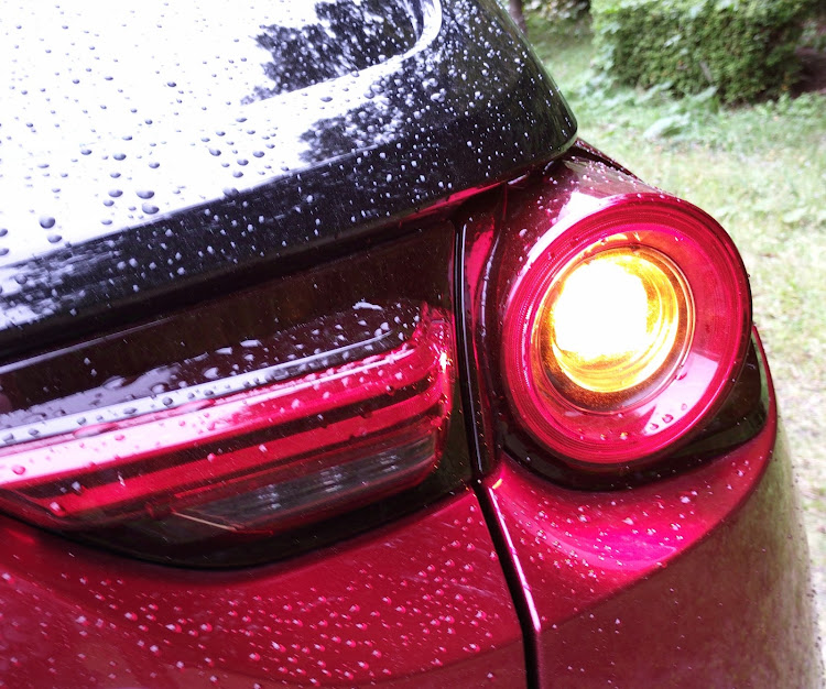 MX-30のおはようございます😄・ソウルレッドを愛でる会・雨に濡れた愛車・ソウルレッドは良いぞに関するカスタム事例の投稿画像1枚目