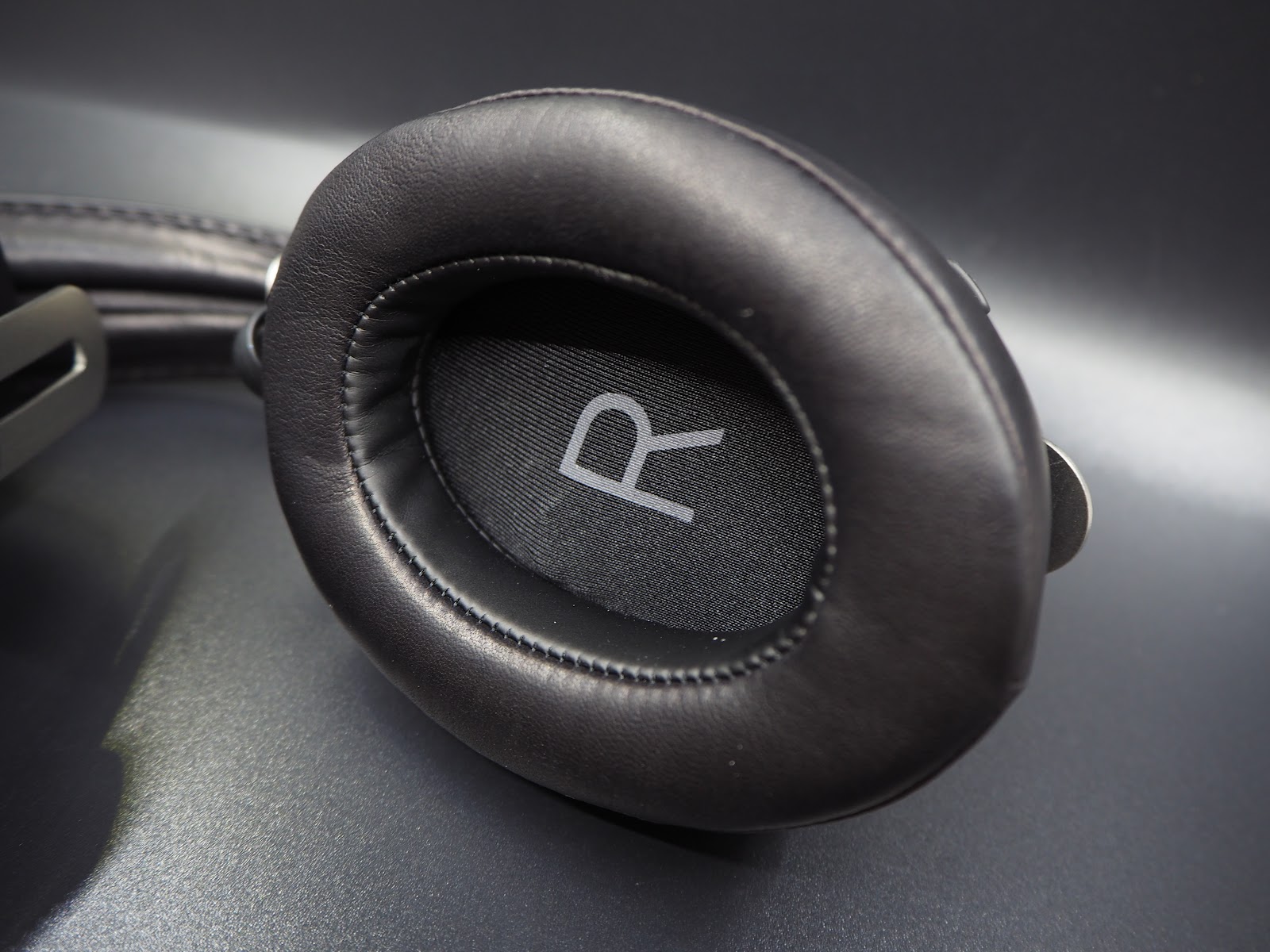 The ear cups of Sennheiser MOMENTUM Wireless