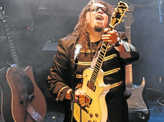 Guitarist Mel Botes.