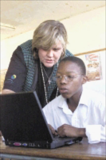 SW20020425LKU022:EDU:NEWS_SCHOOLS:25APR2002 - 25APR2002LKU EDUCATION NEWS ONLINE PROJECT MEC of Gauteng Education Igniatus Jacobs officialy launched Gauteng Online and IBM pilot project at Sizanani High School in Sebokeng near Vereening yesterday. PHOTO:LEN KUMALO