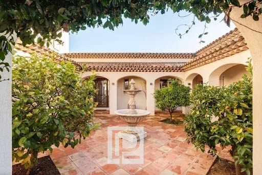 House with pool 4