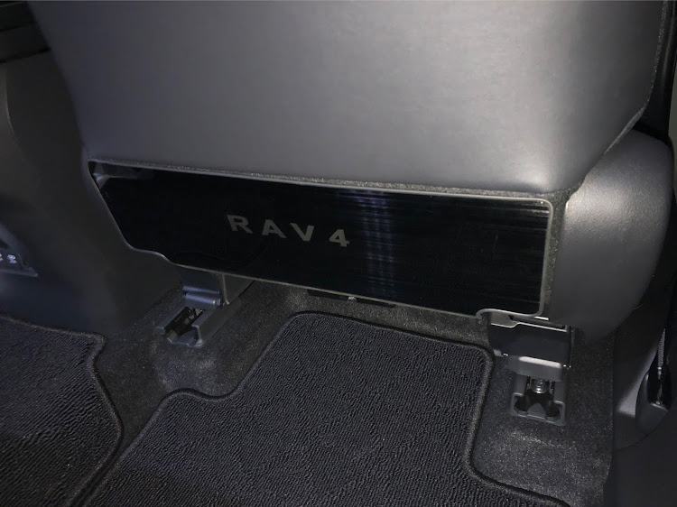 RAV4のrav4・rav4adventure・ドリンクホルダーカバー・エアコンカバー・キックガード取り付けに関するカスタム事例の投稿画像3枚目