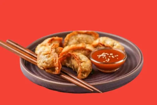 Hot And Crispy Chicken Momos [6 Pieces]