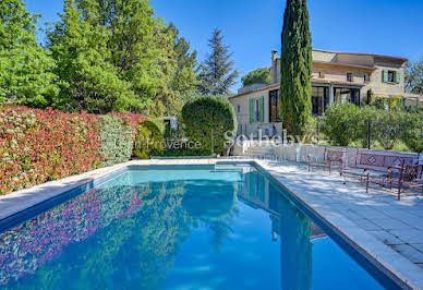 Maison avec piscine et jardin 9