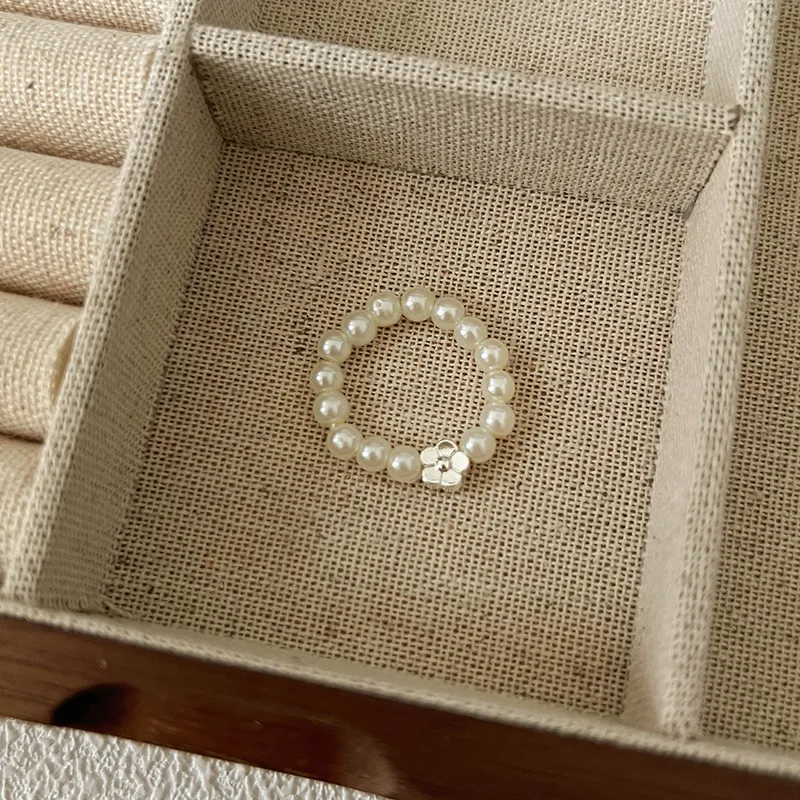 Bague de perles de cristal colorées Design de niche Ins Avancé Élégance et style pour femmes Bijou unique et raffiné Confort et éclat