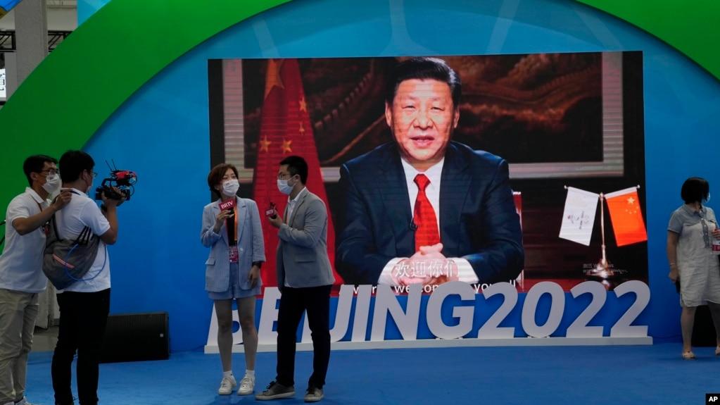 资料照片:中国领导人习近平讲话的画面出现在一个宣传北京冬奥会的电子屏幕上。(2021年9月5日)