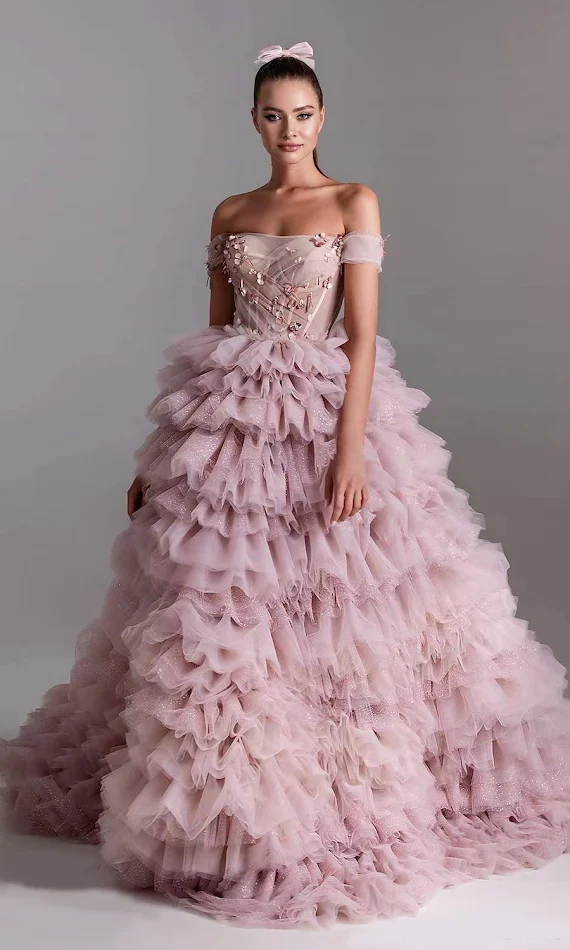 Vestido de novia rosa con falda de pastel, adornos de perlas, hombros descubiertos, corpiño con pedrería y corte princesa.