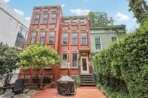 Prestige property for sale in Washington (United States) - Brick house with backyard garden