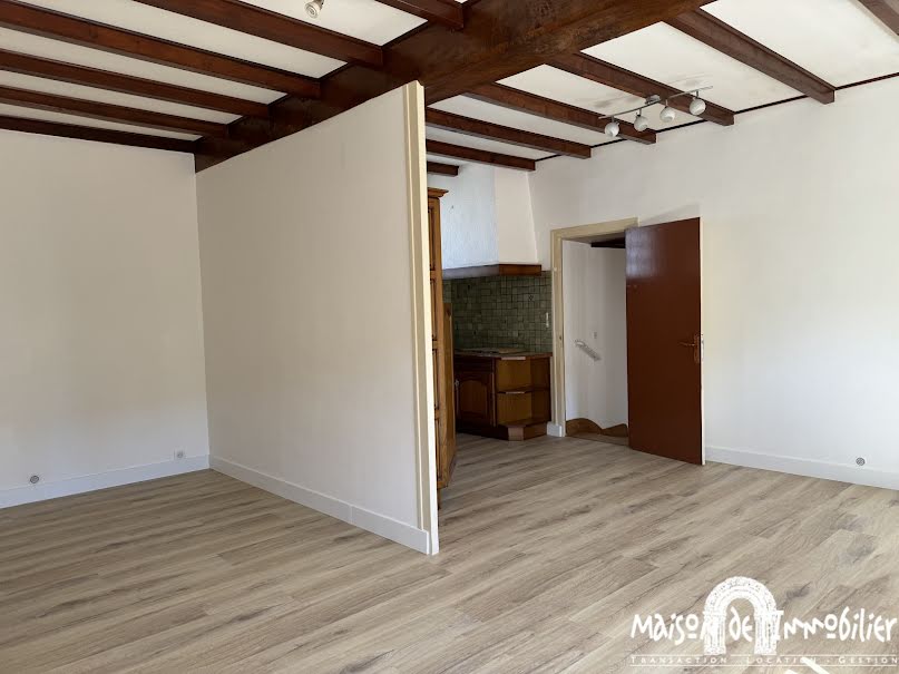 Location  maison 6 pièces 175 m² à Perignac (17800), 868 €