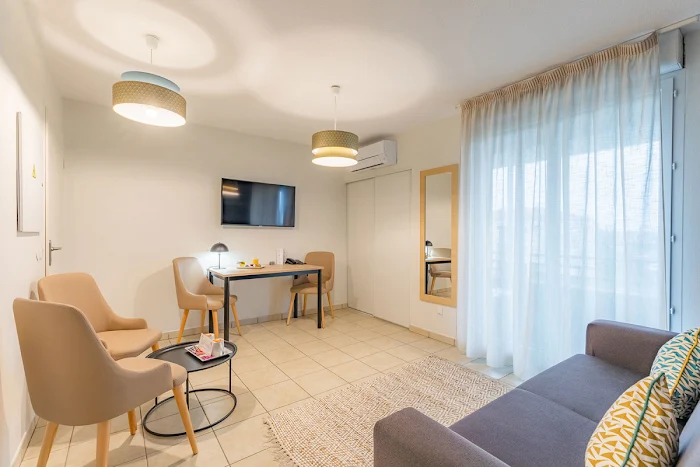 Salon avec canapé et table. Appartement à vendre à Toulouse (64000 € - 32.33 m²) 5