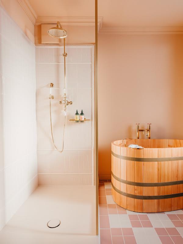 BEAUSiTE suite shower wooden bathtub