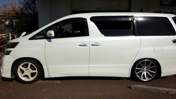 ヴェルファイアの車高調整・ホイール交換に関するカスタム事例の投稿画像1枚目