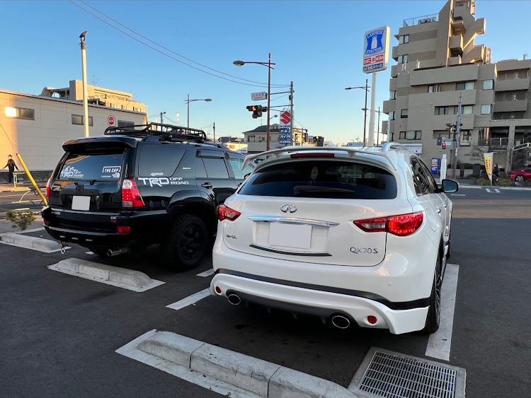 FXのINFINITI・FX・NISSAN・TOYOTA・HILUXSURFに関するカスタム事例の投稿画像2枚目