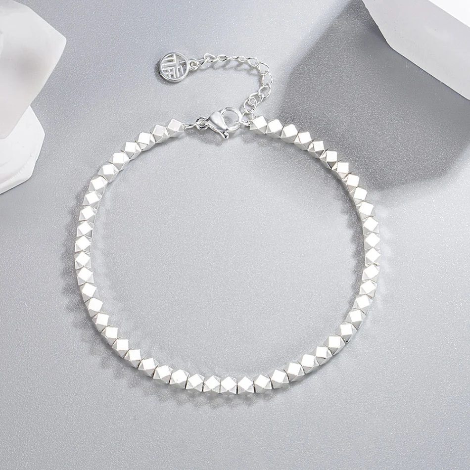 Bracelet élégant en argent plaqué avec carte de bénédiction pour femme. Luxe léger, design argenté cassé. Un cadeau parfait pour elle.