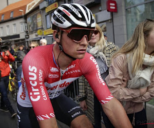 🎥 Veiligheid voorop: Mathieu van der Poel werkt op indrukwekkende wijze steentje weg met voorwiel