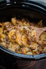 Slow Cooker Beef and Potato Au Gratin was pinched from <a href="http://www.themagicalslowcooker.com/slow-cooker-beef-and-potato-au-gratin/" target="_blank">www.themagicalslowcooker.com.</a>