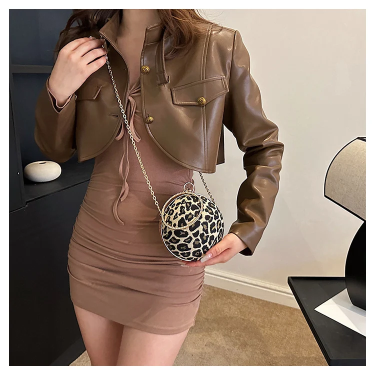 Sac bandoulière cœur pour femme, style célébrité internet. Le sac parfait pour transporter vos essentiels avec style et élégance.