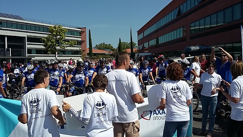 membre de l'arche en pays toulousais au départ de la bike coeur  avec axa atout coeur