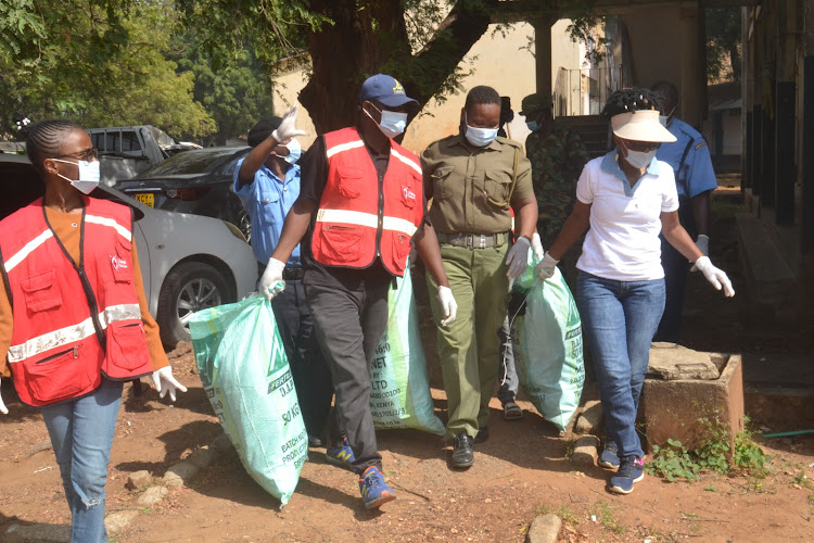 Malindi police officers with stakeholders including Progressive Welfare Association of Malindi and Kenya Red Cross Society take part in the clean up at the station