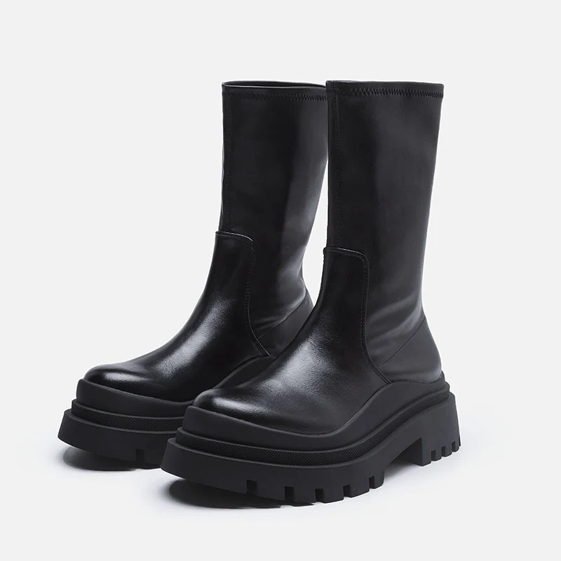 Bottines Martin anglaises pour femmes à petite plateforme. Confortables et tendance pour un look moderne et stylé, idéales pour toutes les occasions.