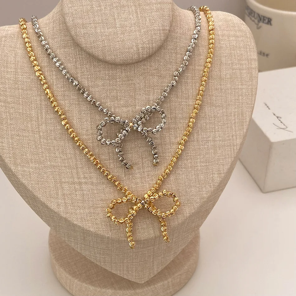 Collier de Niche Femme Perles Rondes et Pendentif Nœud — Un bijou élégant pour femmes, parfait pour rehausser votre style avec une touche féminine