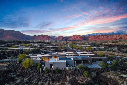 Modern luxury villa, desert landscape, mountains in this luxury house for sale in St. George ($10,750,000 - 1,439 m²)