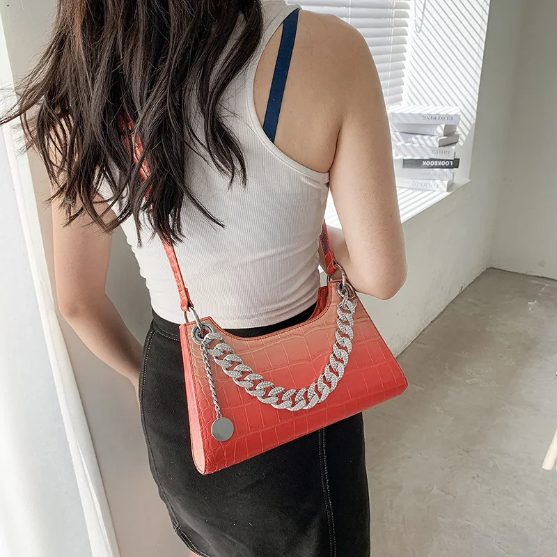 Sac à chaîne sauvage sous le bras avec dégradé de couleurs. Un accessoire tendance et élégant pour un look affirmé, idéal pour toutes les occasions.