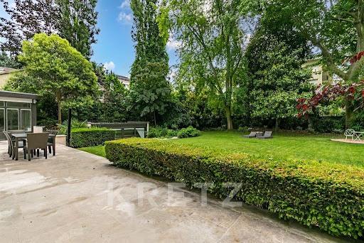 House with garden 3
