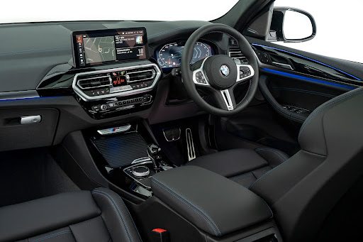 A free-standing infotainment system and sports seats covered in new materials are part of an ample catalogue.