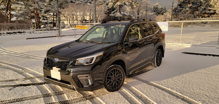 フォレスターの雪景色と愛車・#車すきな人と繋がりたい・#subaru・#forestersportに関するカスタム事例の投稿画像1枚目