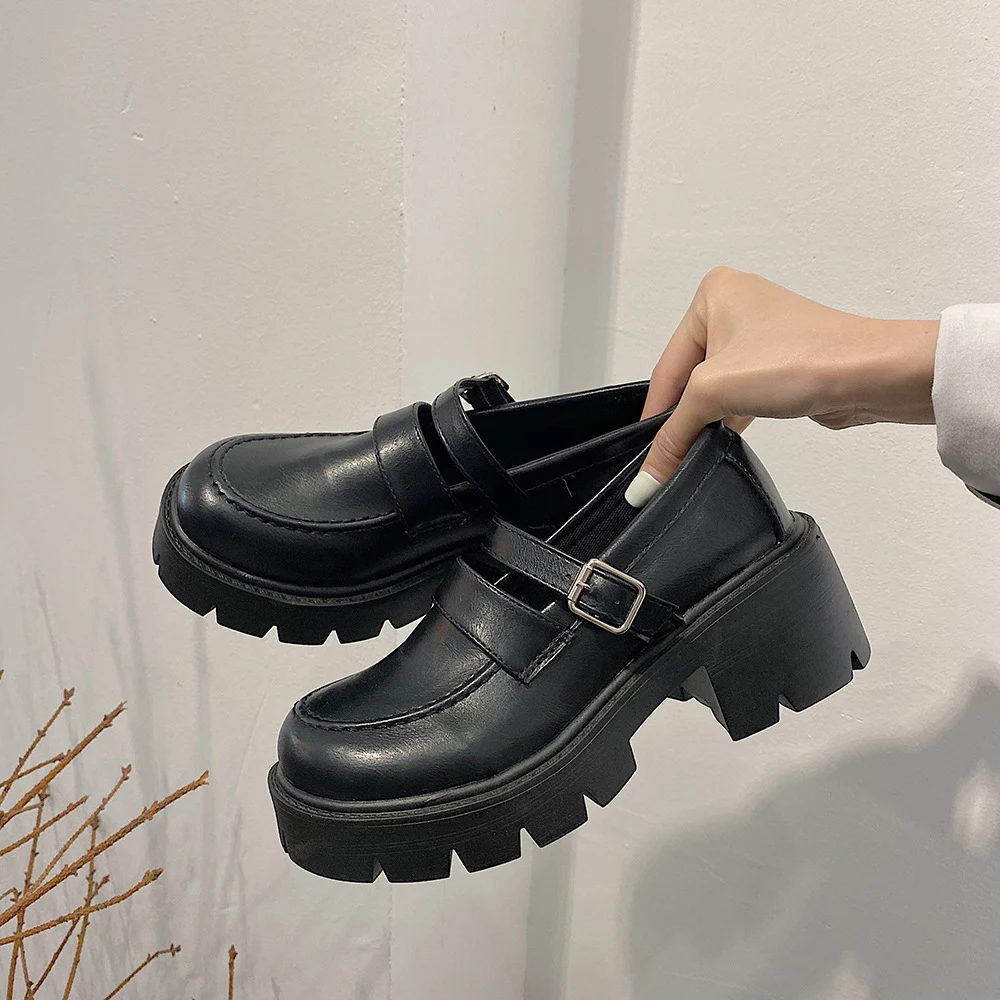 Dames Mary Janes met dikke zool van klein leer voor de herfst. Comfortabele, stijlvolle schoenen voor dagelijks gebruik. Perfect voor het najaar.