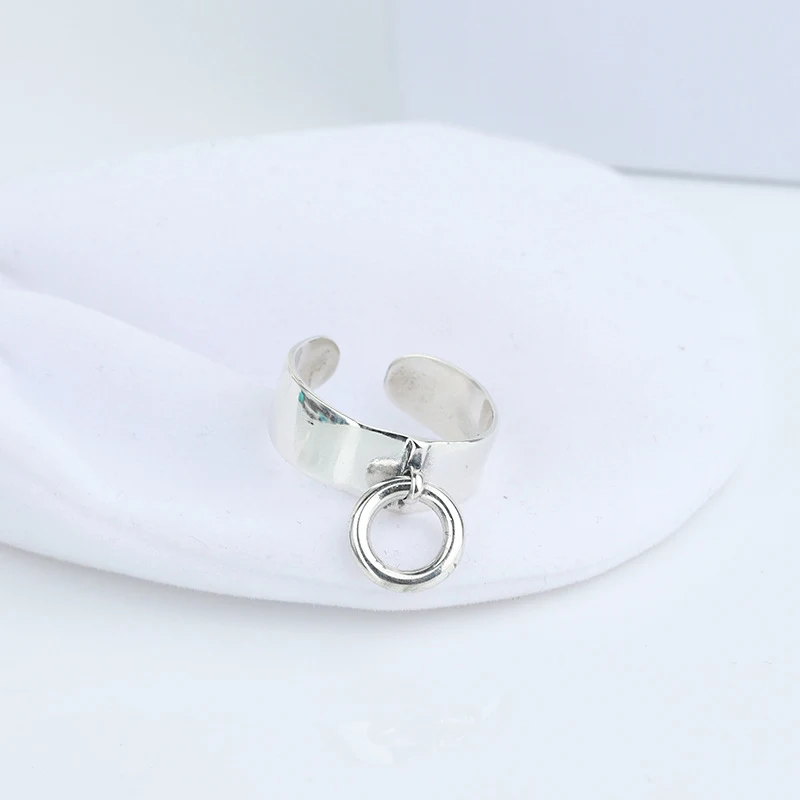 Bague brillante et ajustable pour un ajustement parfait. Profitez de l'éclat éblouissant et du confort d'un design qui s'adapte à vous.