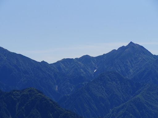 五龍岳アップ（左）、その左に五竜山荘