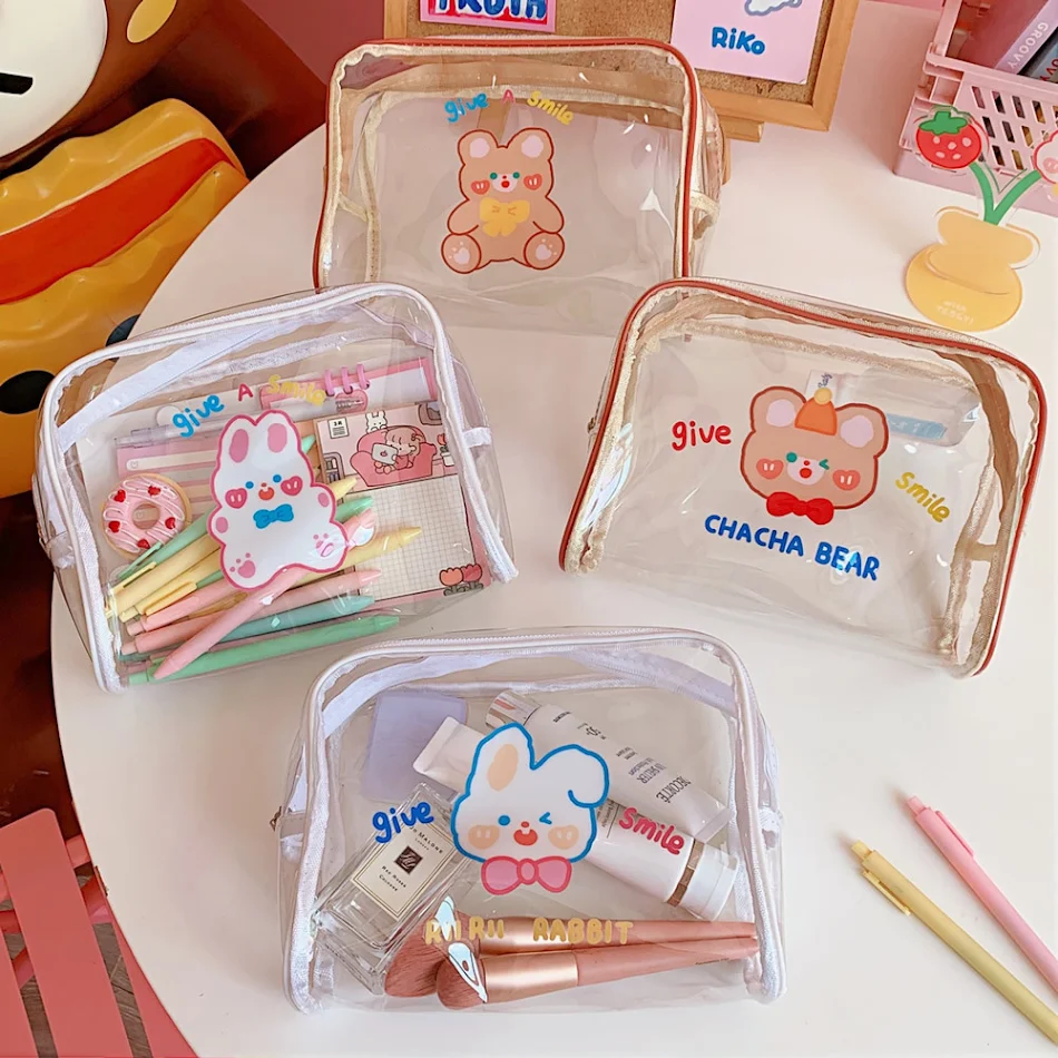 Cute Cha Cha Bear Büyük Kapasiteli Şeffaf Seyahat Kozmetik Çantası. Makyajınızı düzenleyin ve seyahatlerinizde kolayca yanınızda taşıyın.