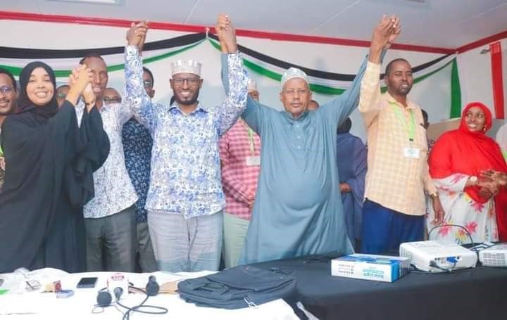 Wajir governor Elect Ahmed Abdullahi[C] with his deputy governor elect Ahmed Muhumed[2nd L] and other leader moments after being declared winners by the county returning officer Mohamed Adan Ali.