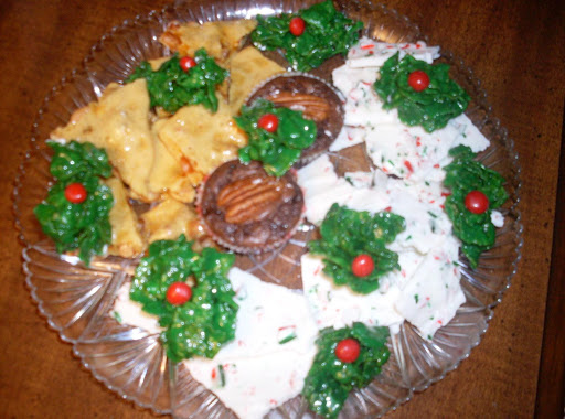 The pretty green holly really pulls together the presentation of your cookie plate!