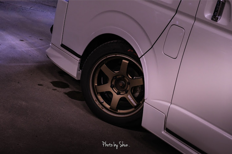 ハイエースバンのホイール交換・ドライブ・RAYS・TE37・黄砂まみれに関するカスタム事例の投稿画像1枚目