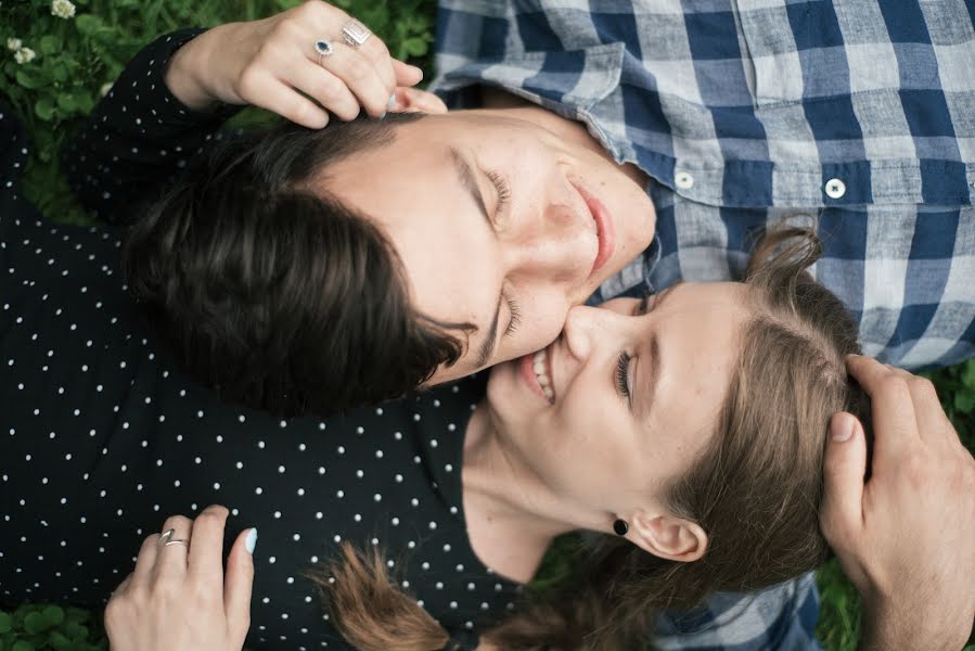 Fotógrafo de casamento Aleksandra Sharova (vnebesolnce). Foto de 22 de junho 2016