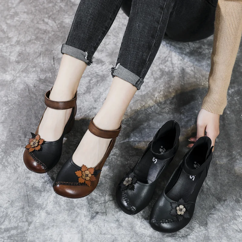 Zapatos de mujer vintage con velcro y tacón grueso. Piel de vaca, diseño floral, suela de goma suave y ajuste perfecto para la madre moderna.